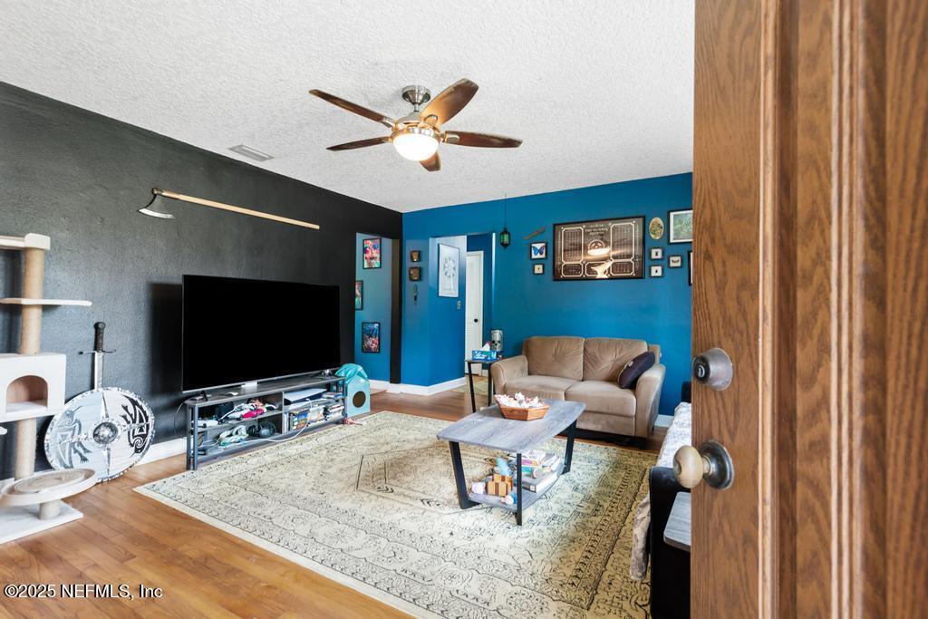 Property Photo: 2403 Hirsch Avenue FL 32216
