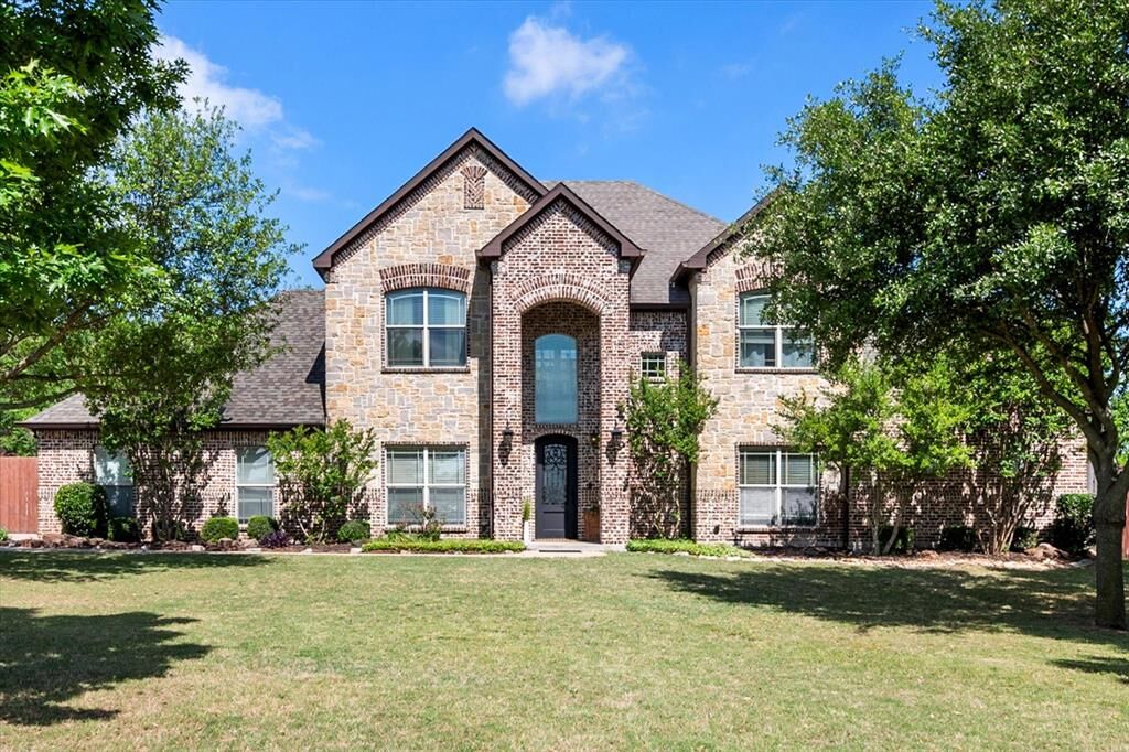 Property Photo: 1634 Plum Creek Drive TX 76065