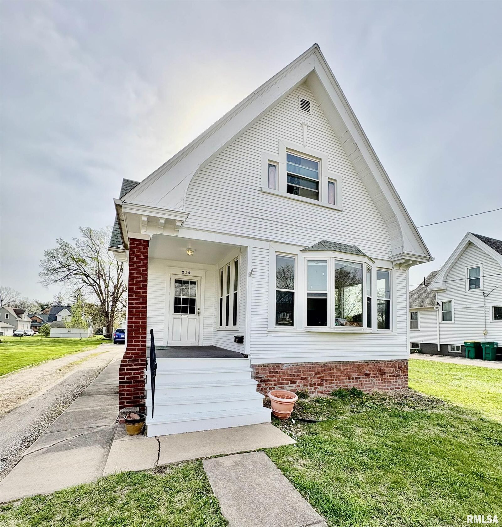 Property Photo: 219 N Arthur Avenue IL 61401