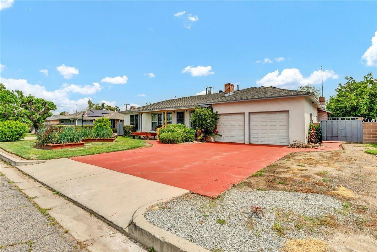 Property Photo: 1300 S Fairway Street CA 93277