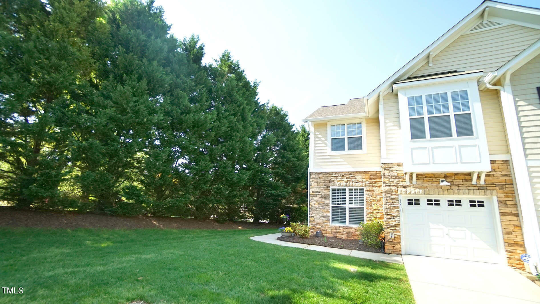 Property Photo: 5901 Chivalry Court NC 27612