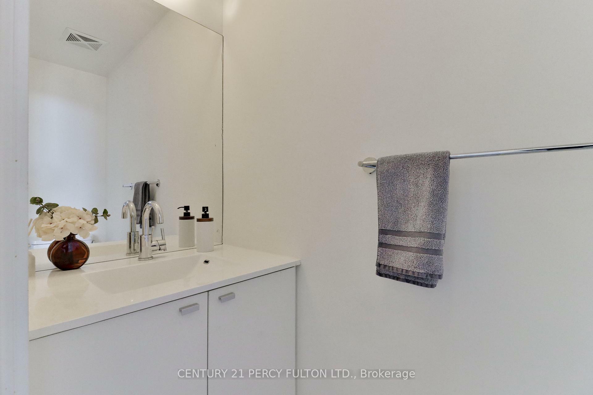 Photo de la propriété: 105 The Queensway Avenue Ph3505 ON M6S 5B5
