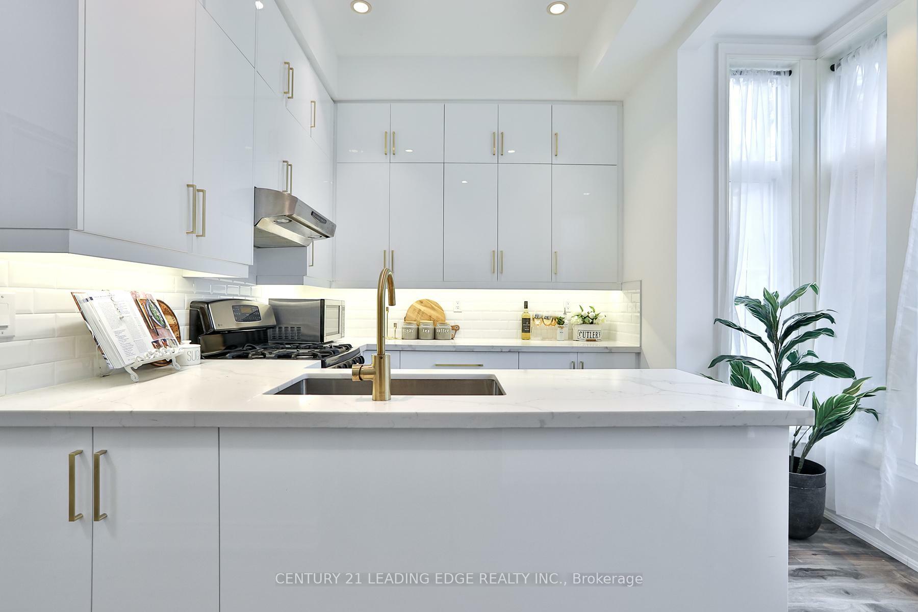 Photo de la propriété: 198 B Moore Avenue ON M4T 1V8