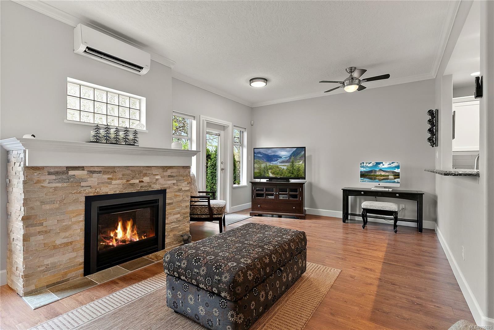 Property Photo: 1110 Willow St 114 BC V8X 3K2