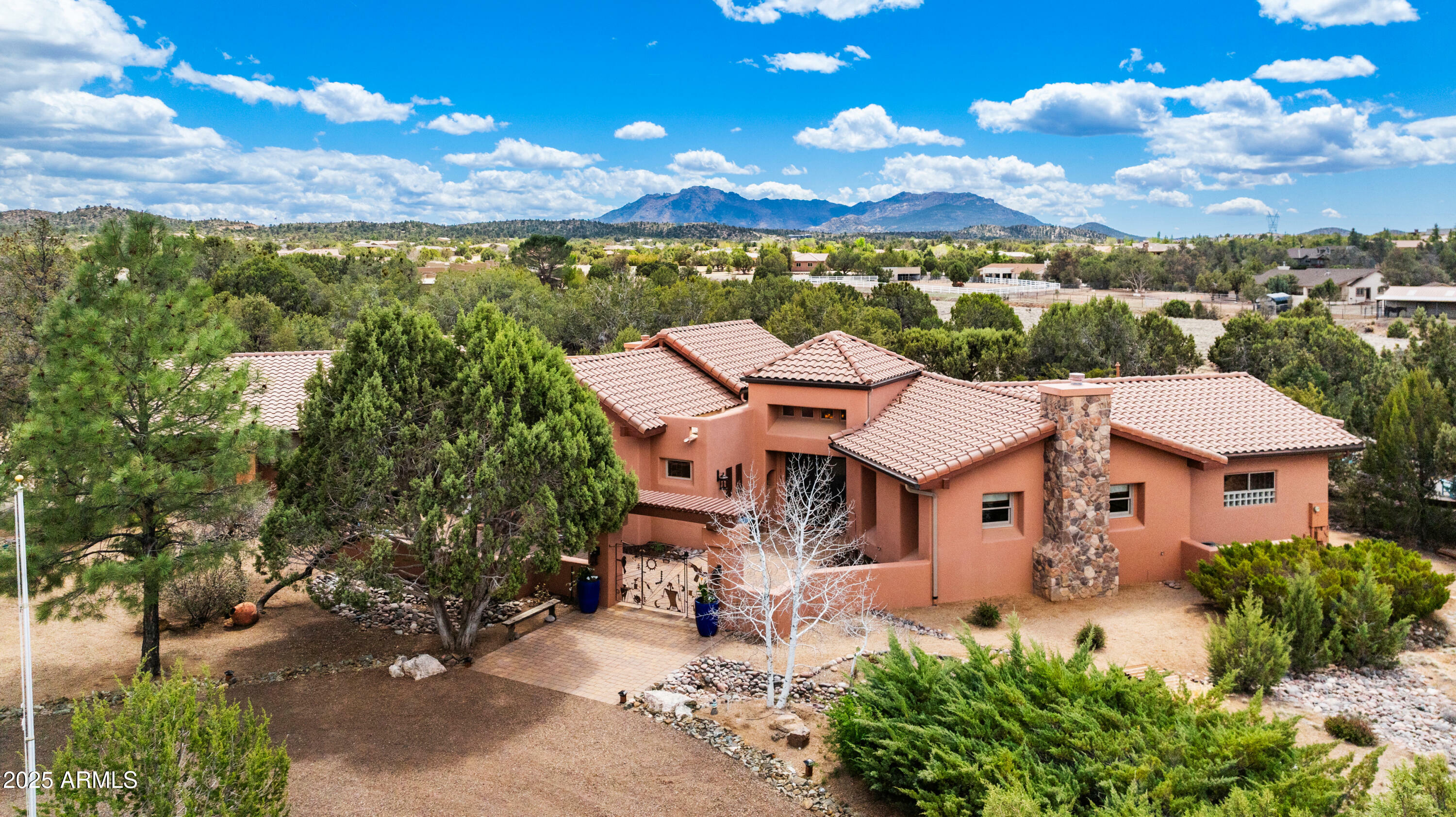 Property Photo: 13700 N Warpaint Place AZ 86305