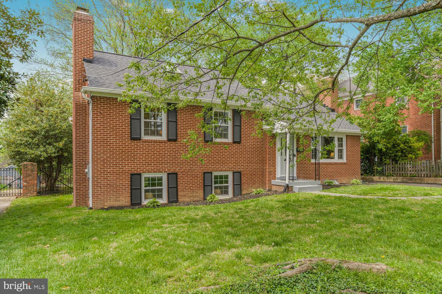 Property Photo: 2622 N Lexington Street VA 22207