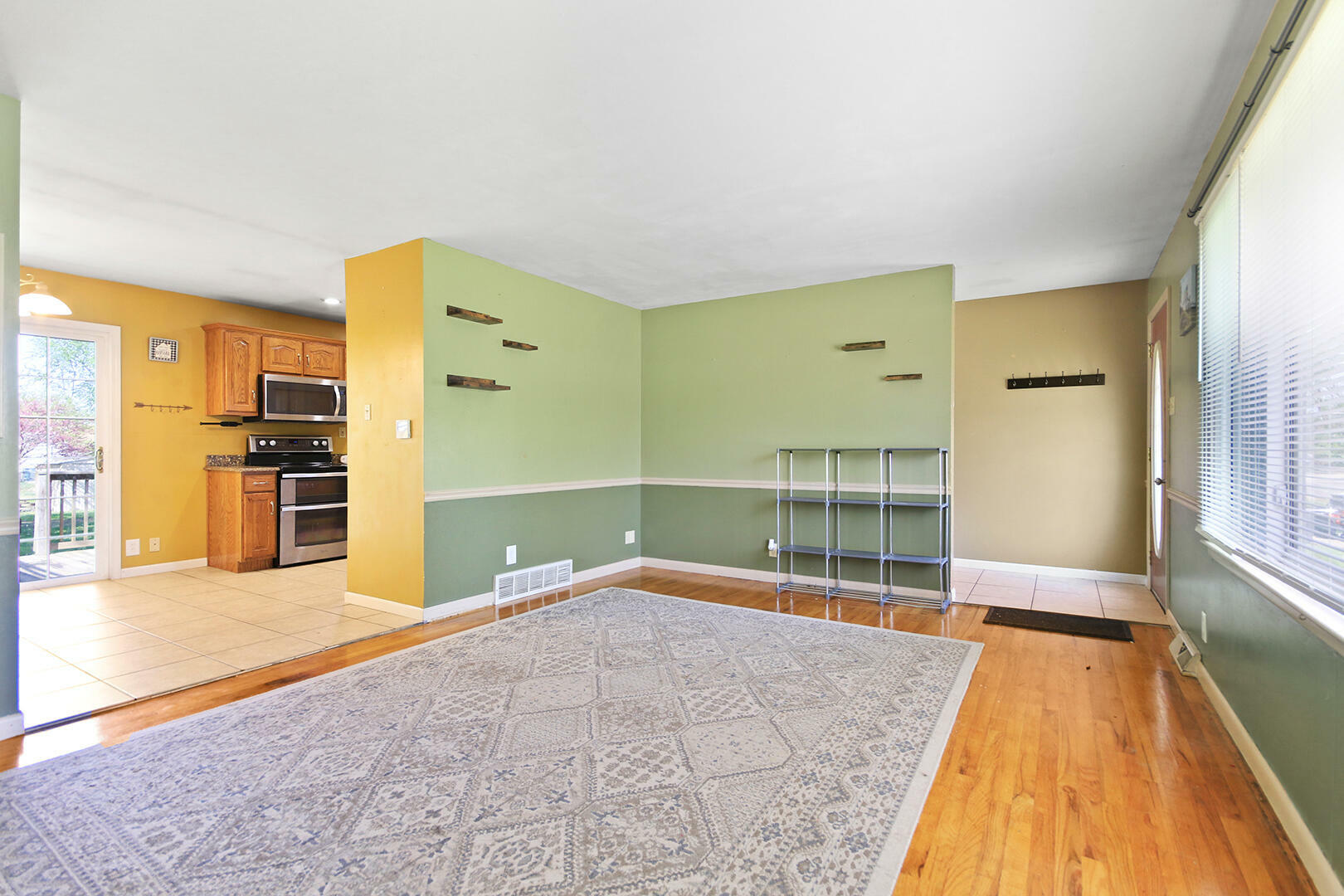 Property Photo: 527 Woodland Ave MO 65270