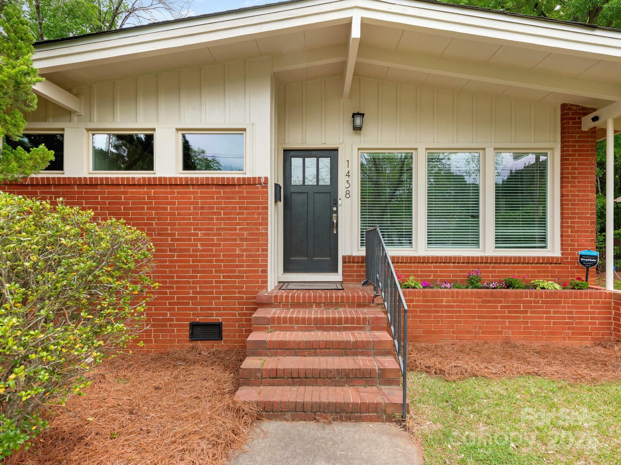 Property Photo: 1438 Larkfield Lane NC 28210