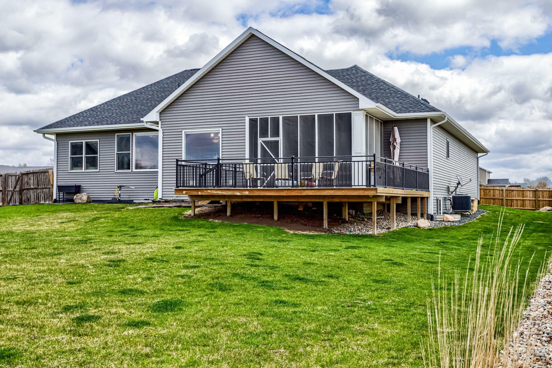 Property Photo: 320 Hawthorne Circle IA 50105