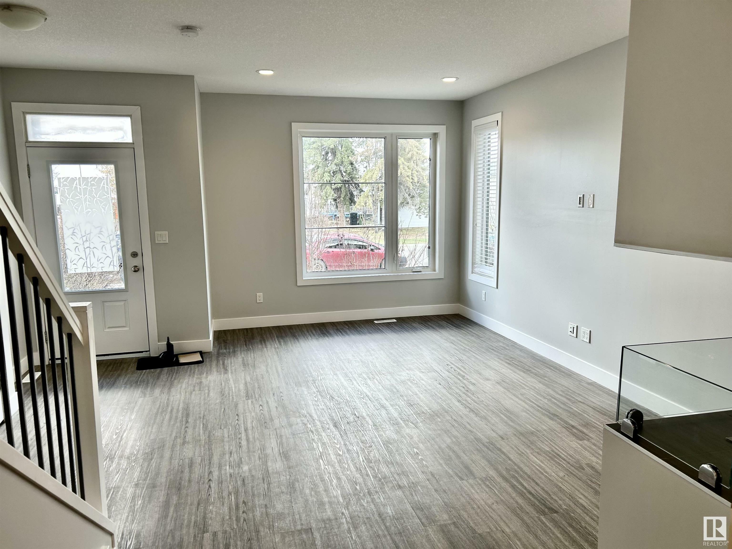 Photo de la propriété: 15819 109 Avenue NW AB T5P 1B5