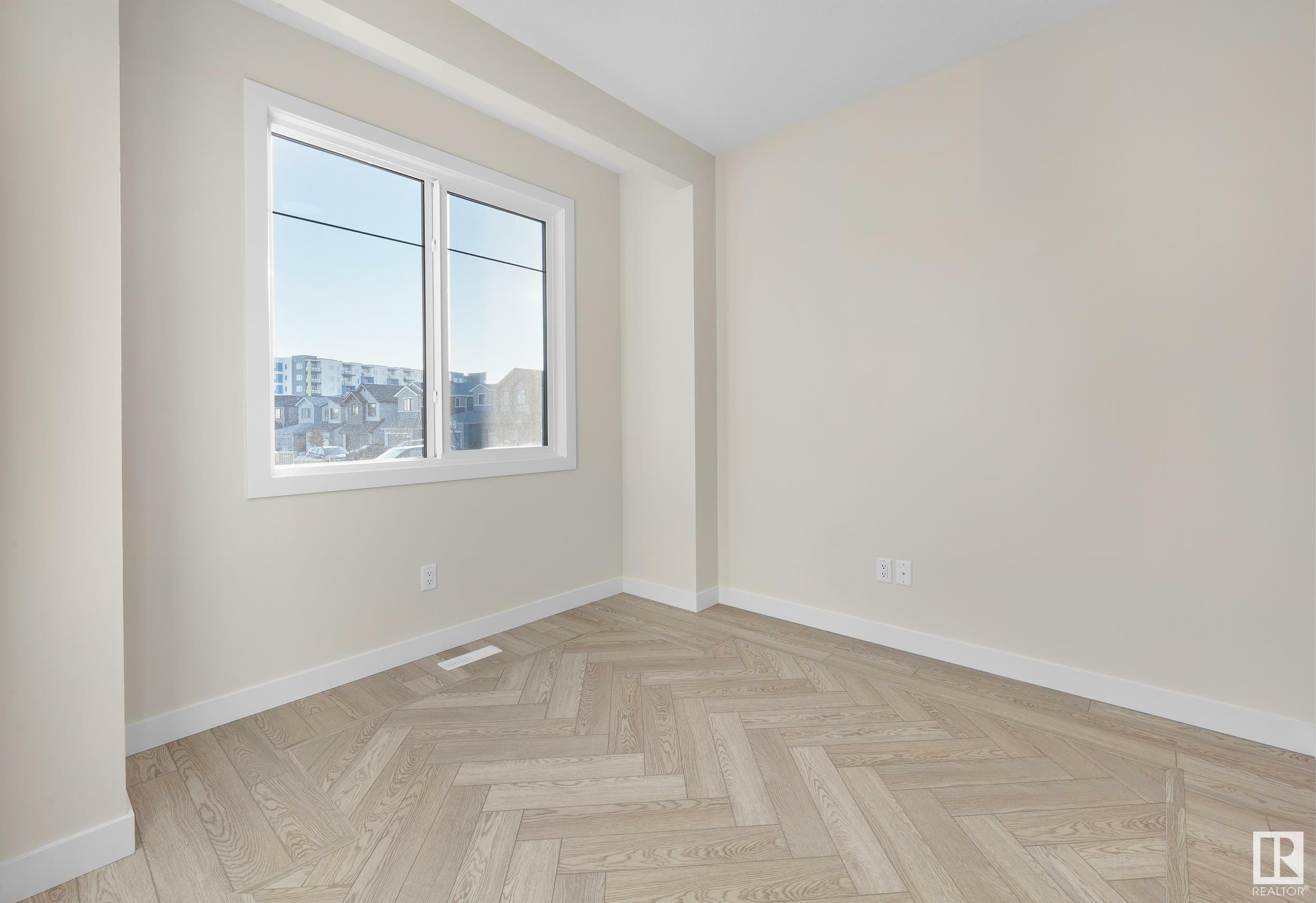 Photo de la propriété: 9344 221 Street NW AB T5T 6C9