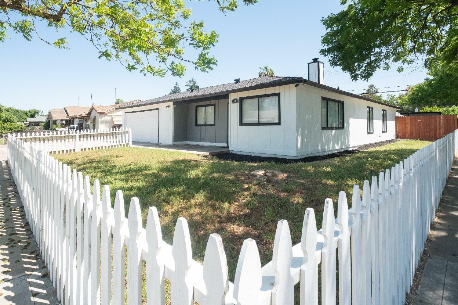 Property Photo: 1806 N Vagedes Avenue CA 93705