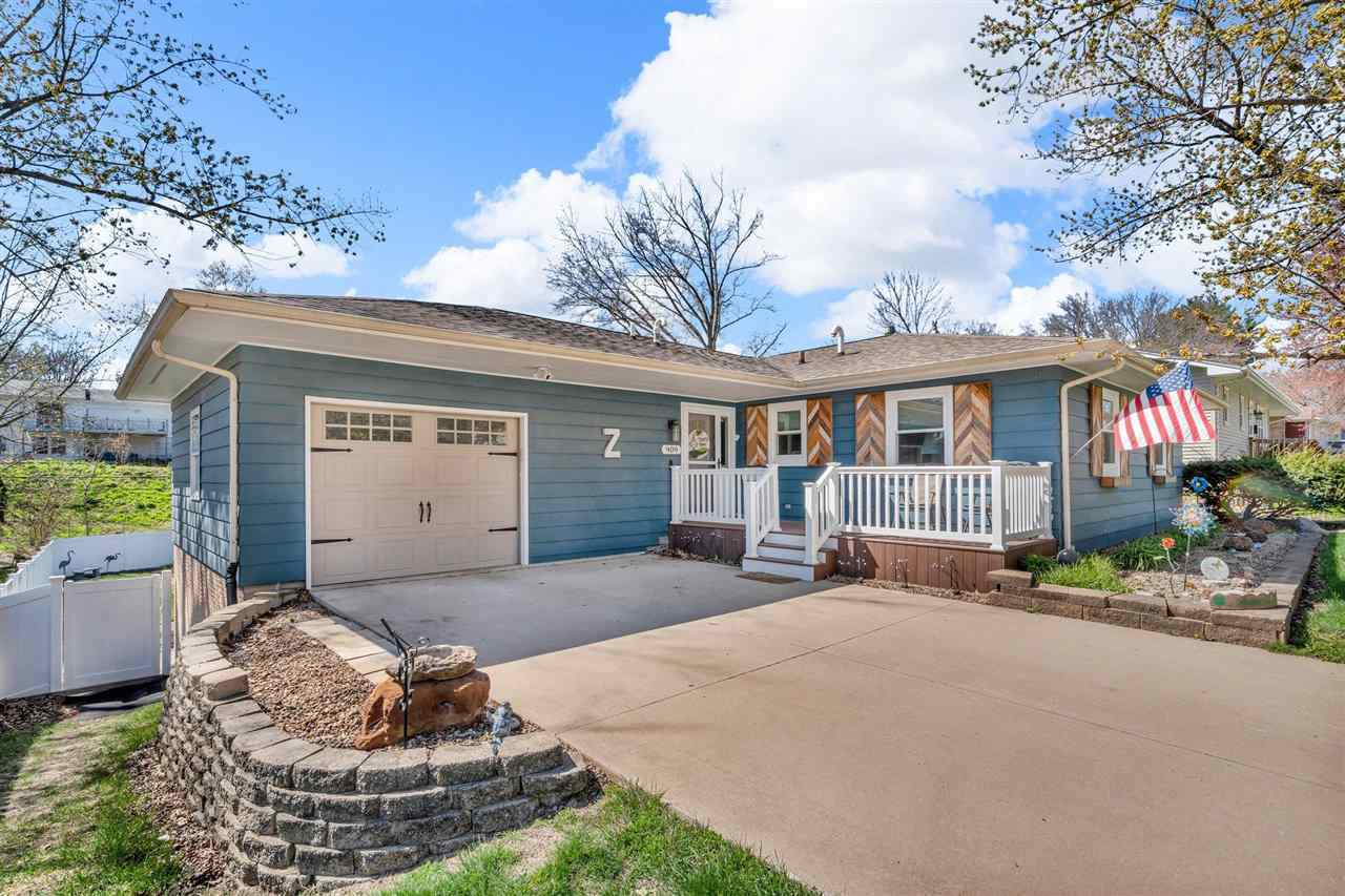 Property Photo: 909 Wylde Green Rd IA 52246