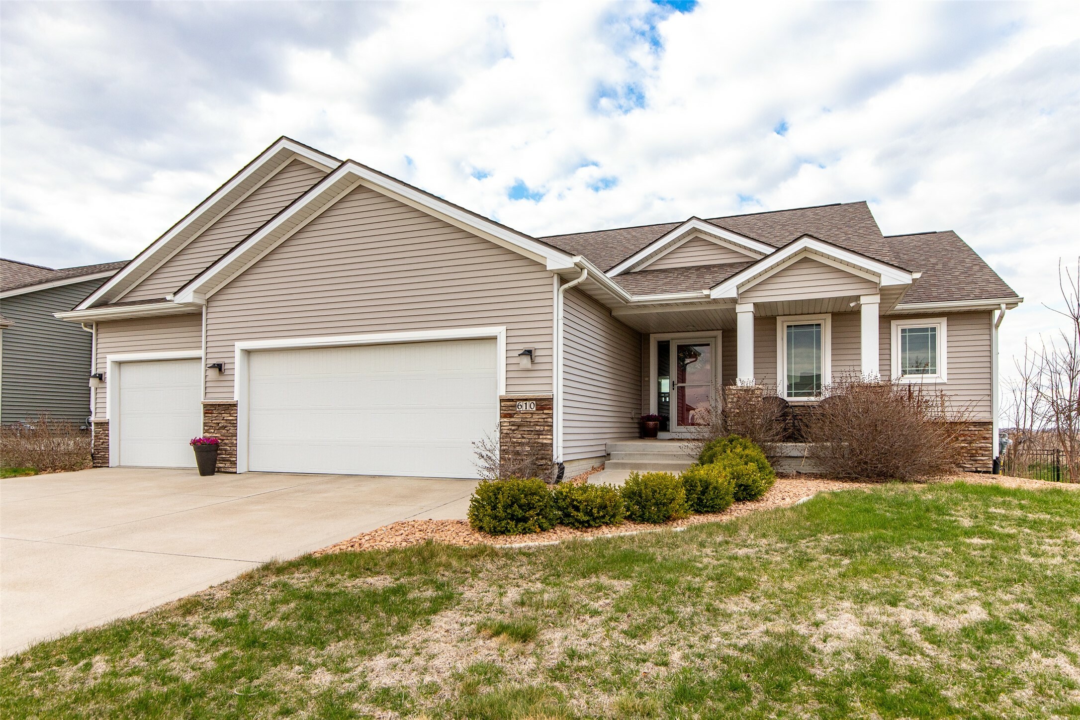 Property Photo: 610 NW Autumn Crest Drive IA 50023