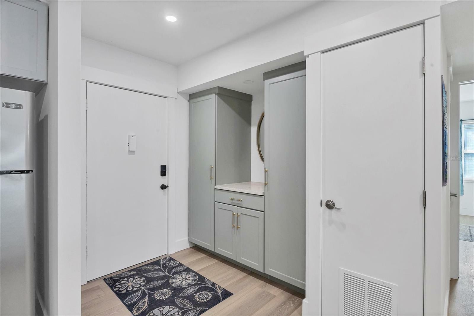 Property Photo: 2100 Benjamin Franklin 205 FL 34236