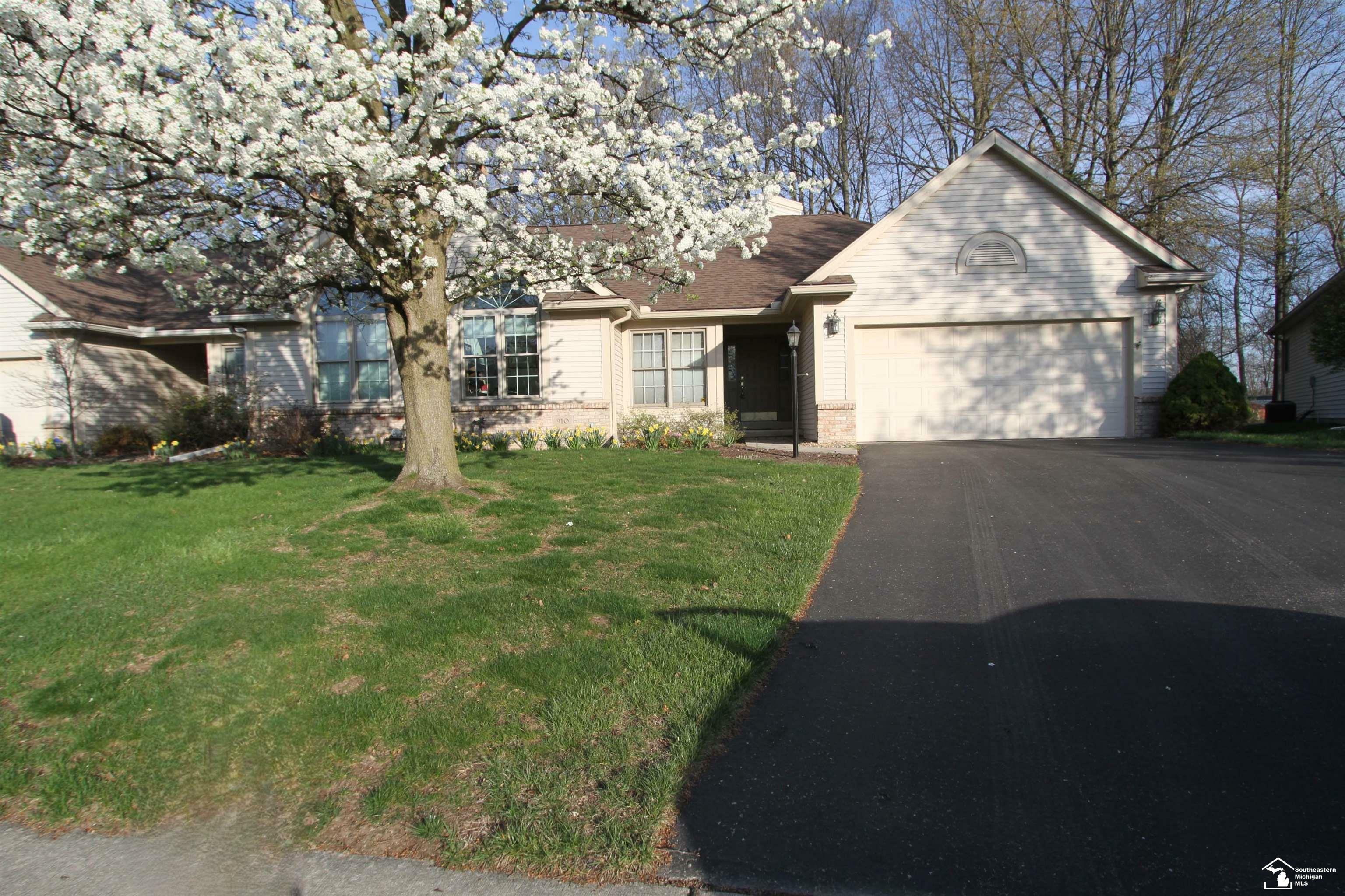 Property Photo: 910 Hickory Creek Drive MI 48182
