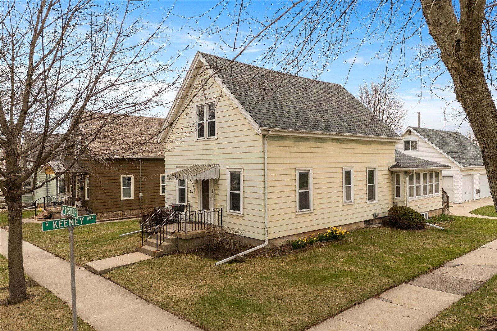 Property Photo: 531 W Foster St WI 53074