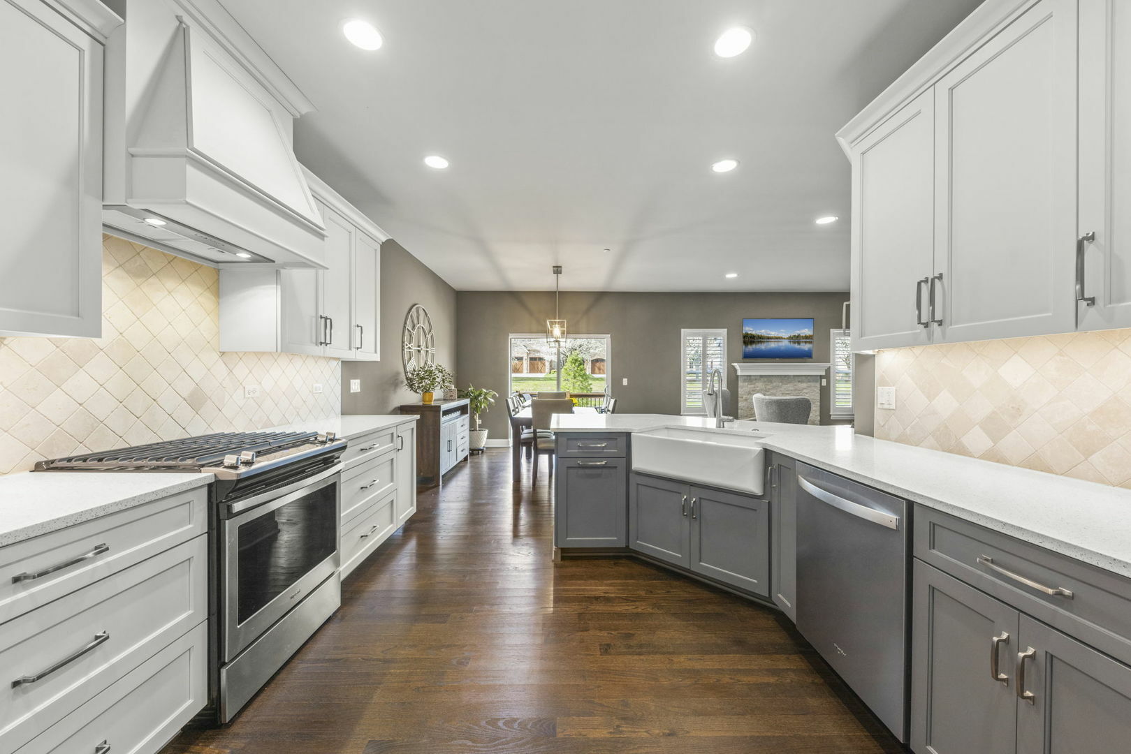 Property Photo: 633 Bourbon Court IL 60565
