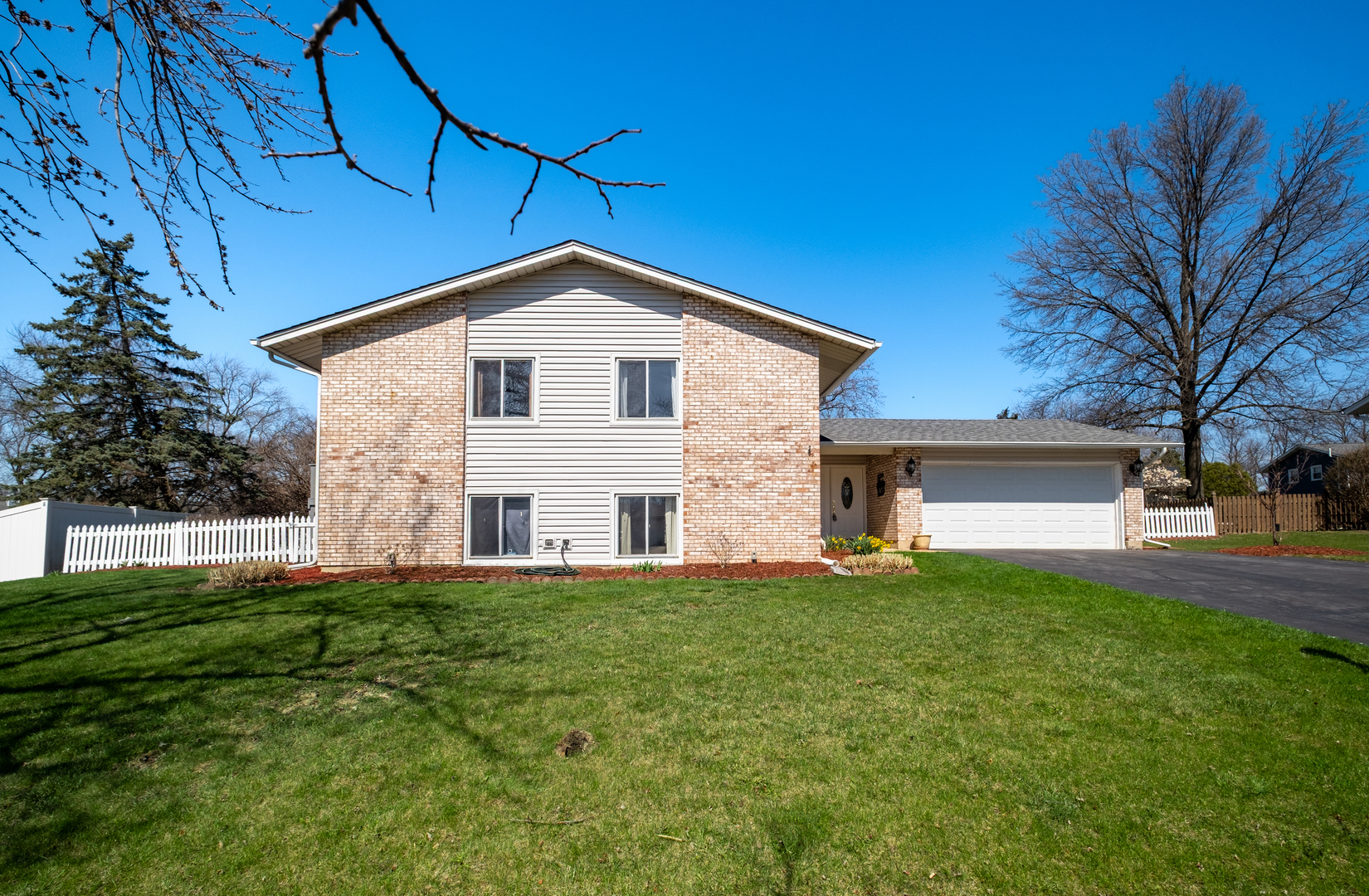 Property Photo: 2532 Lee Street IL 60517