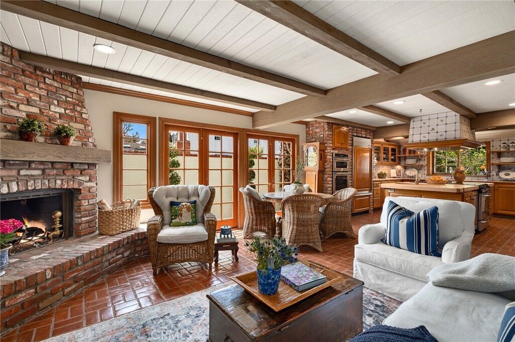 Property Photo:  133 Via Venezia  CA 92663 