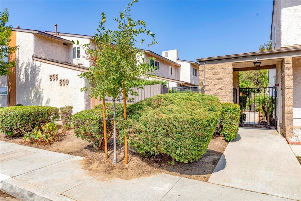 Property Photo: 809 E Acacia Avenue H CA 91205