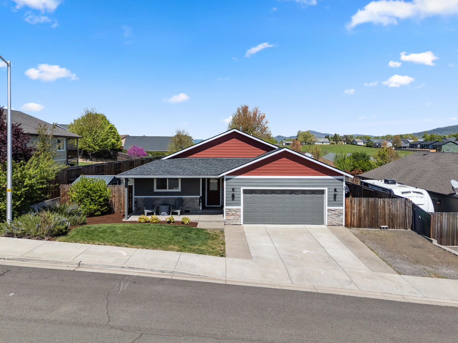 Property Photo: 914 Sellwood Drive OR 97524