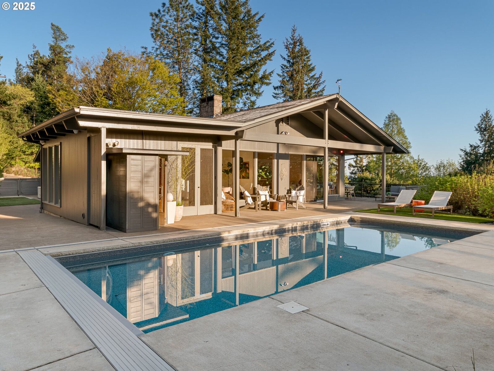 Property Photo:  1550 SW Mitchell St  OR 97239 