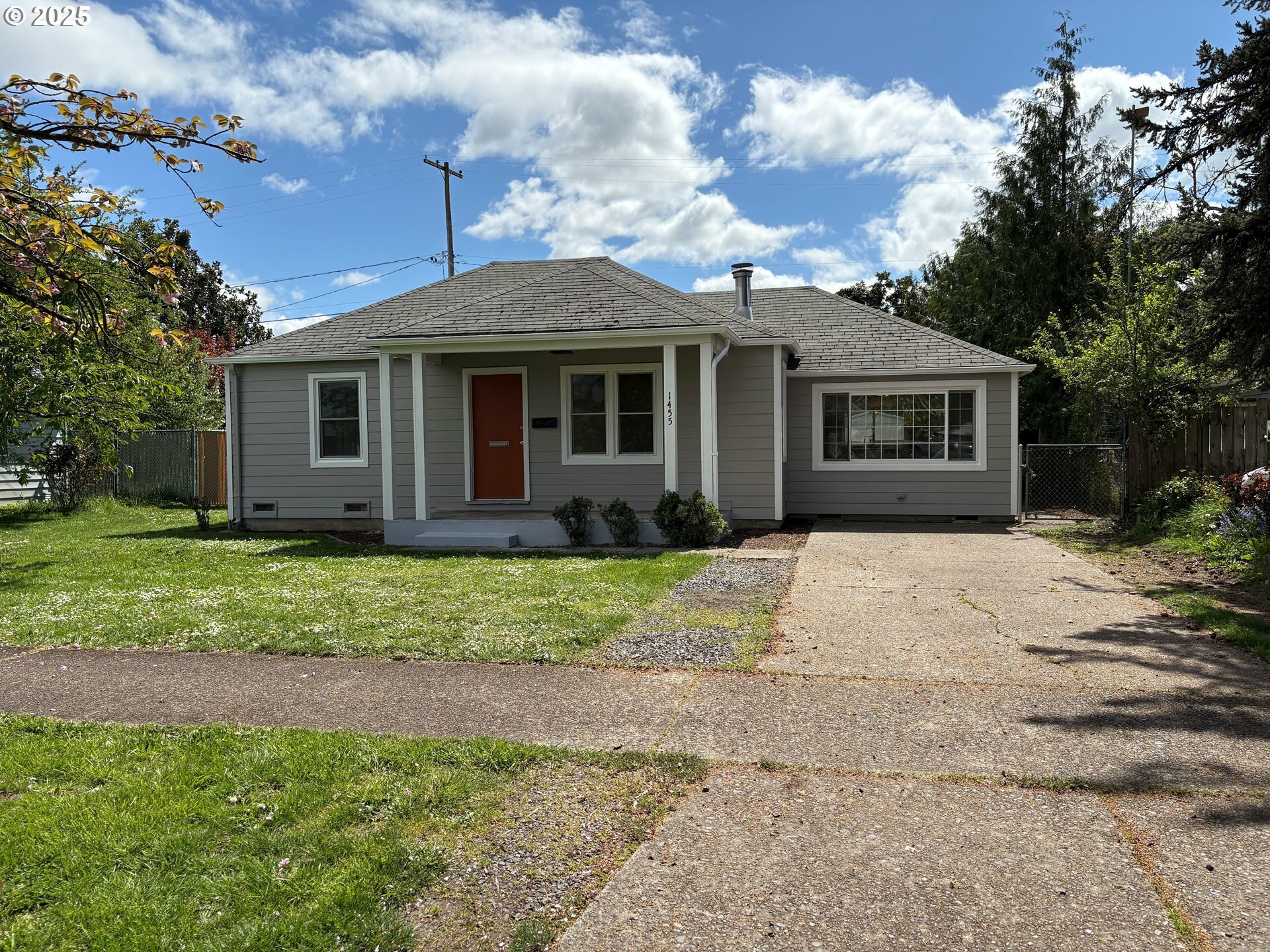 Property Photo: 1455 Centennial Blvd OR 97477