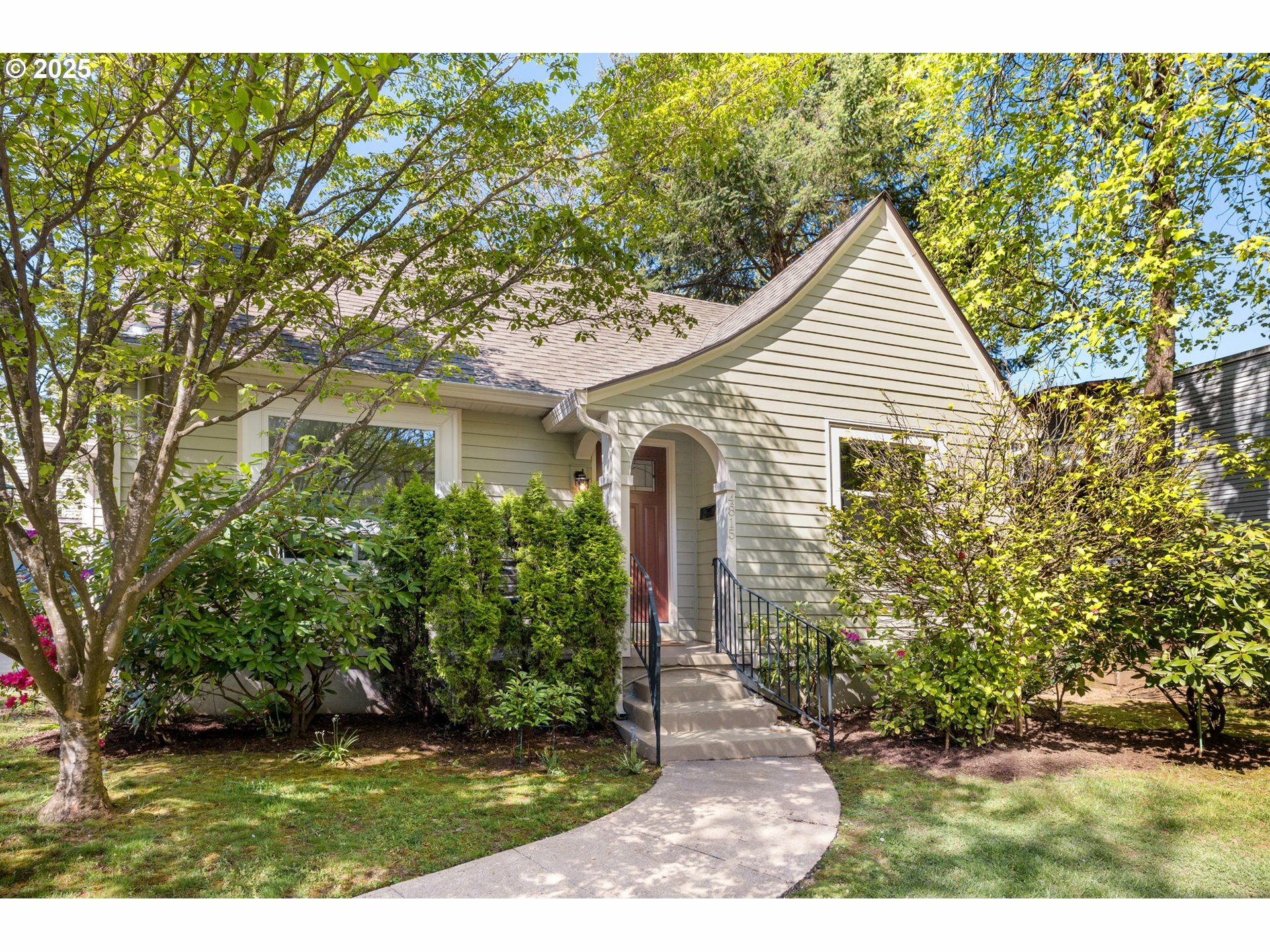 Property Photo: 4815 NE Couch St OR 97213