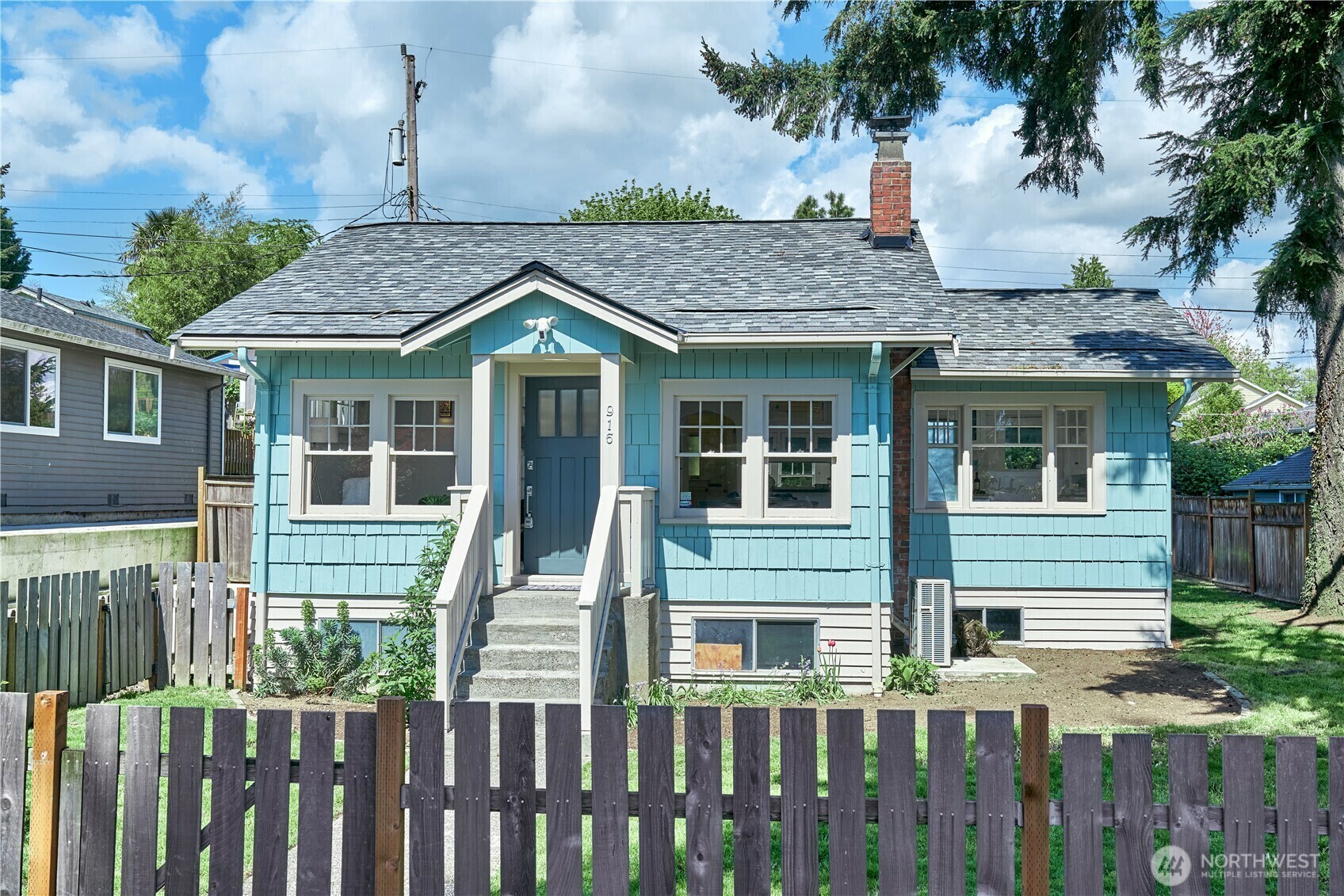Property Photo: 916 N 101st Street WA 98133