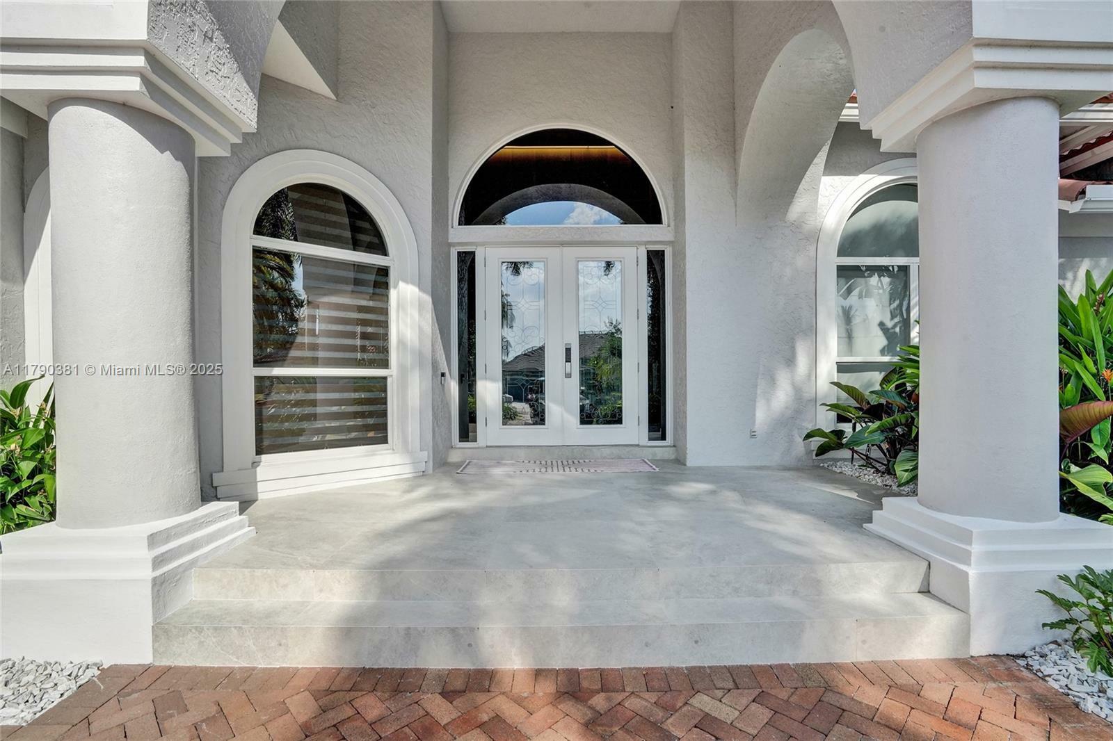Property Photo: 2670 Cypress Ln FL 33332