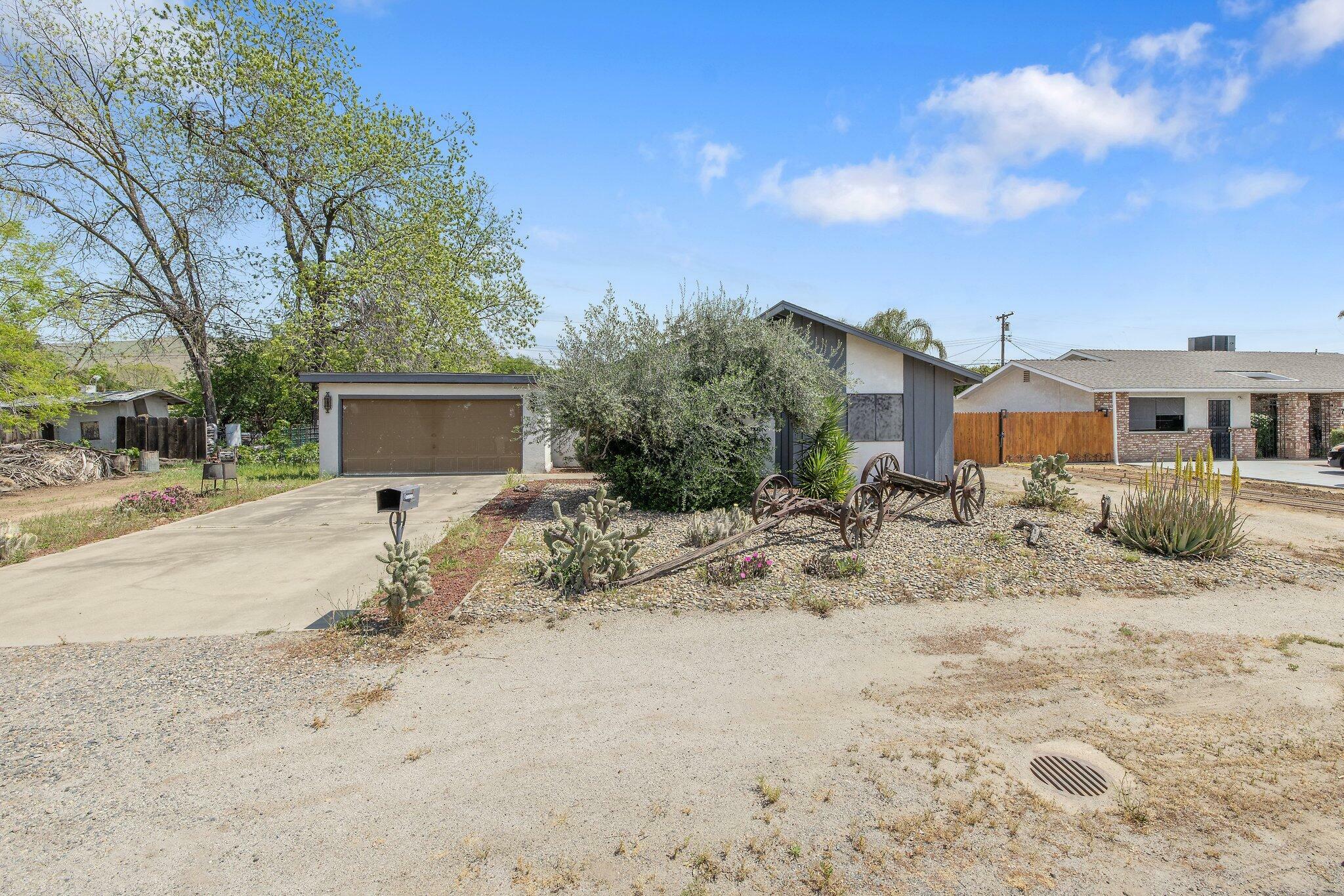 792 Page Avenue  Lindsay CA 93247 photo