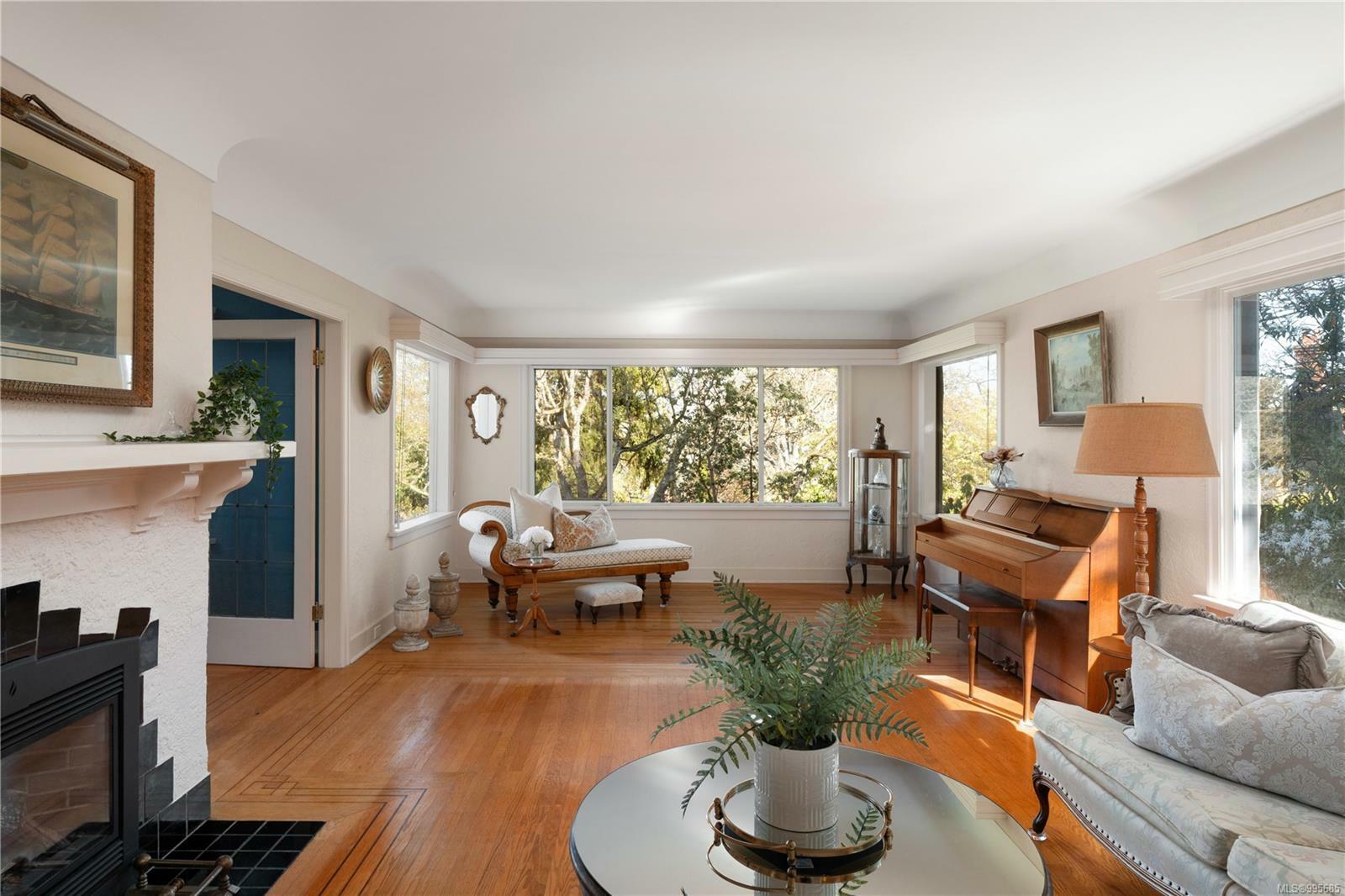 Property Photo: 417 Queen Anne Hts BC V8S 4K7
