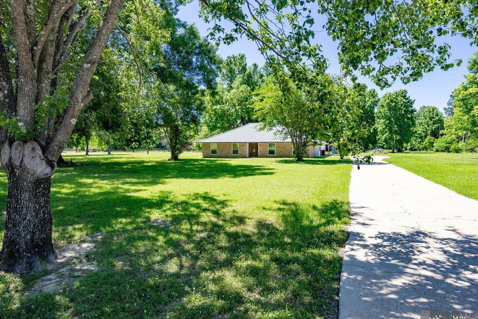 Property Photo: 2830 Country Plaza Ave LA 70791