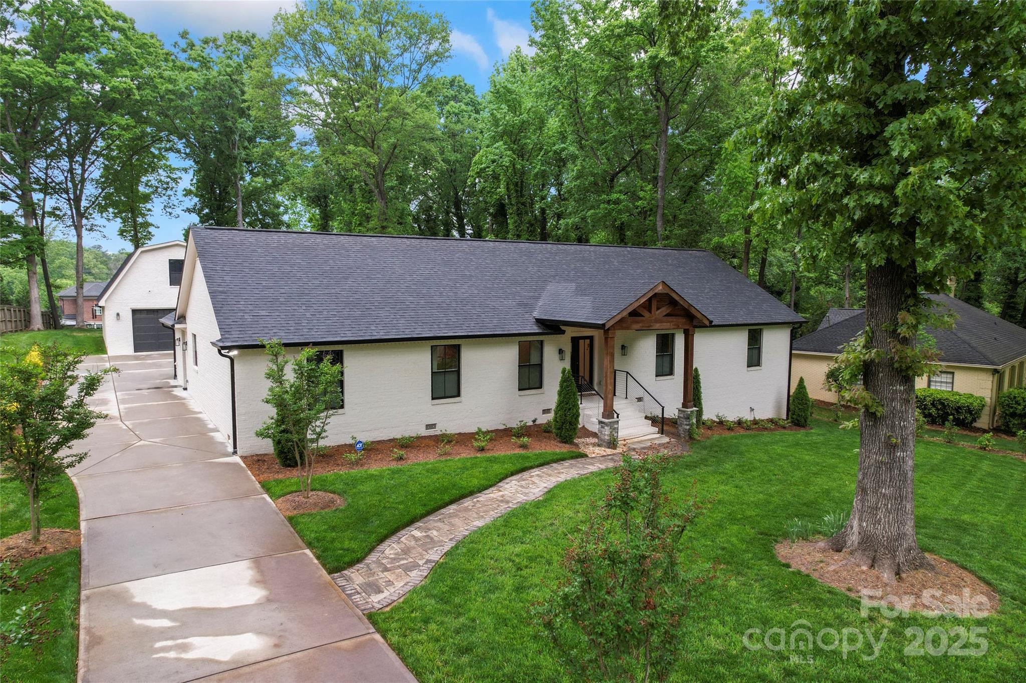 Property Photo: 1118 Crestbrook Drive NC 28211