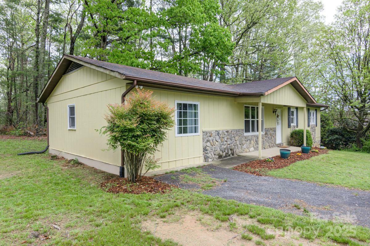 Property Photo: 16 Stoney Nob Drive NC 28792