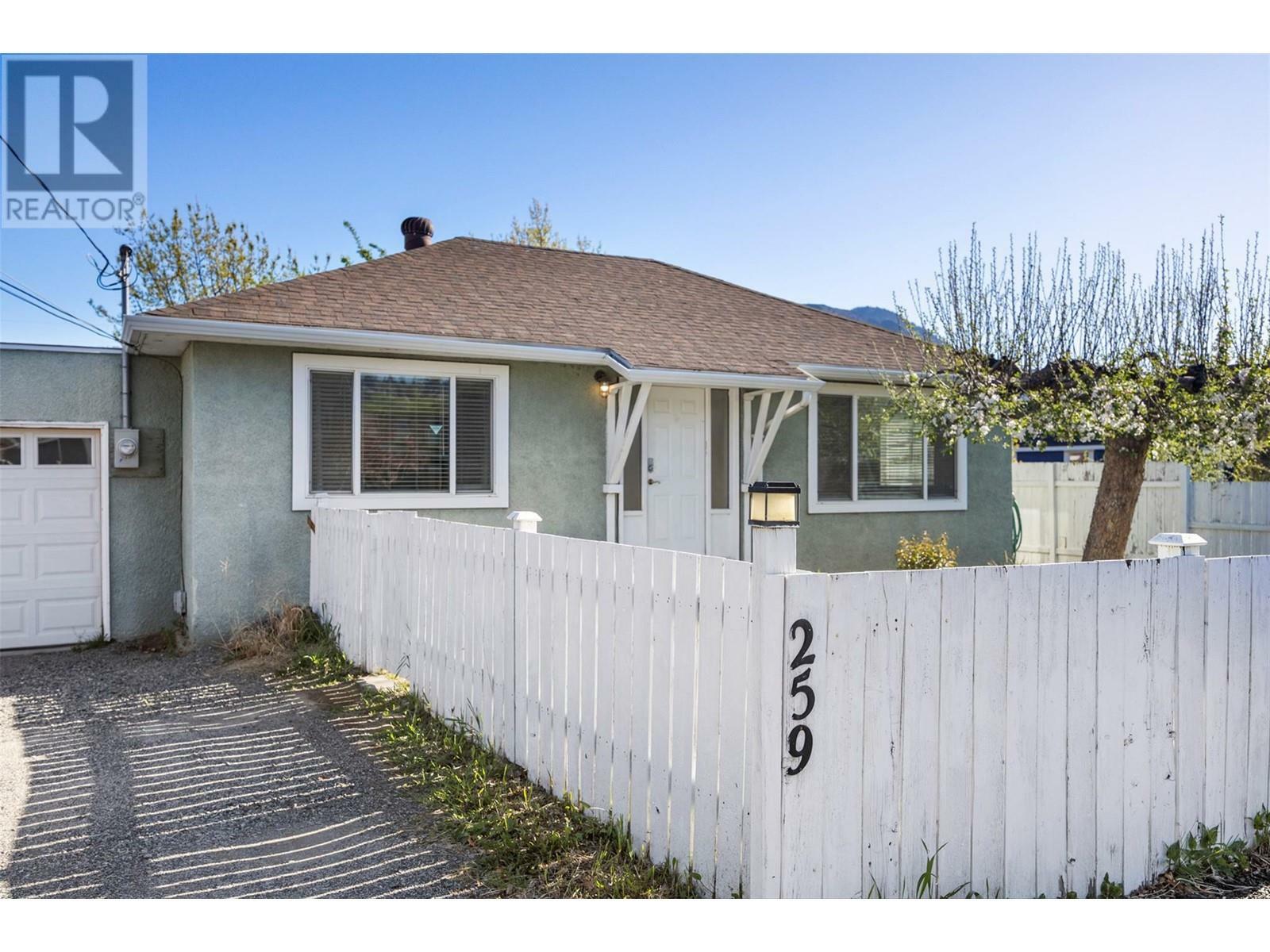 Property Photo: 259 Larch Avenue BC V2B 1C8