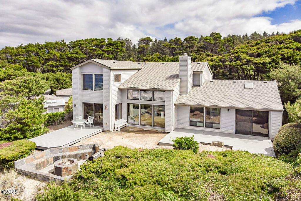 Property Photo: 141 Salishan Dr OR 97388