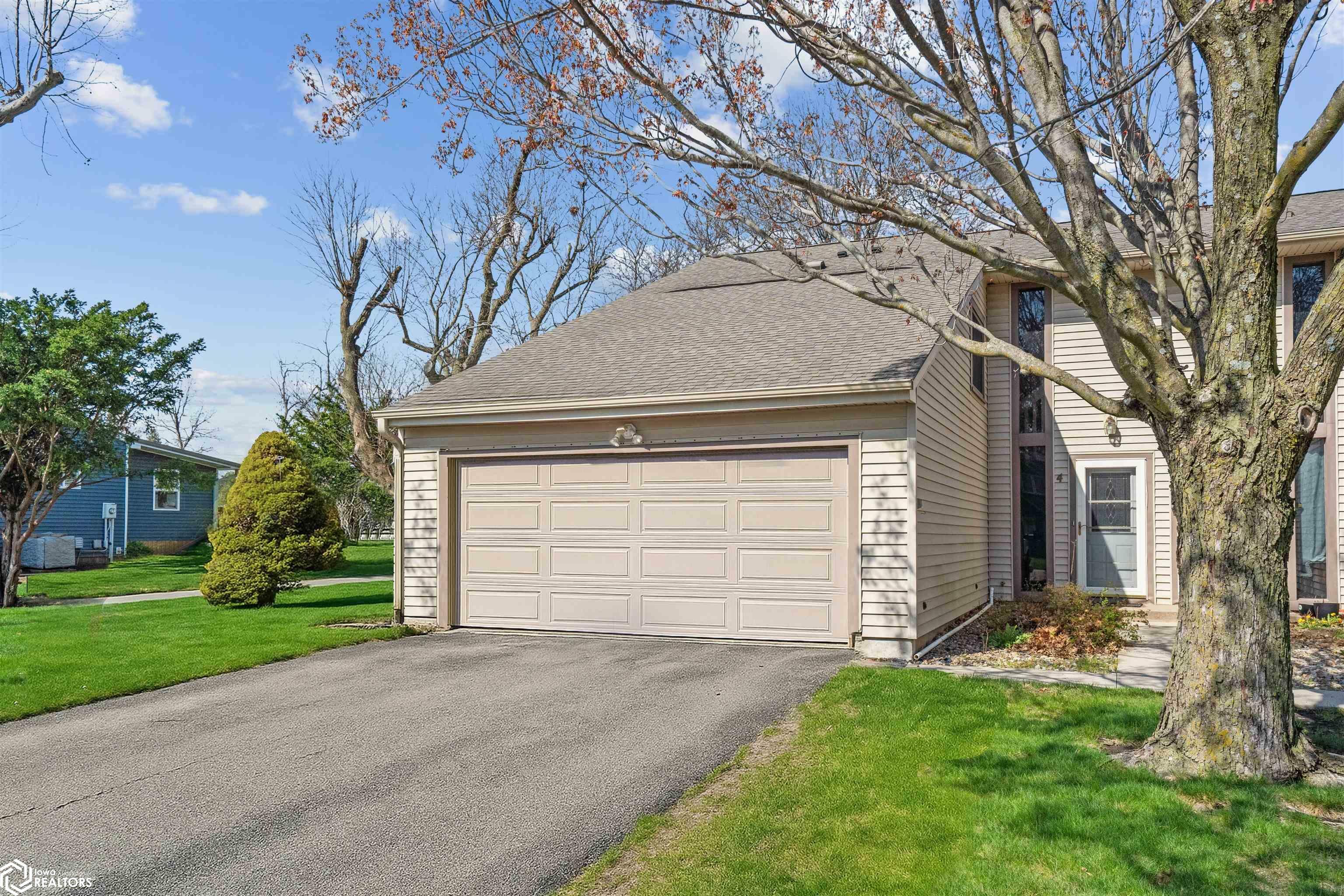 Property Photo: 1201 (Unit 4) Fairway Drive 4 IA 50158