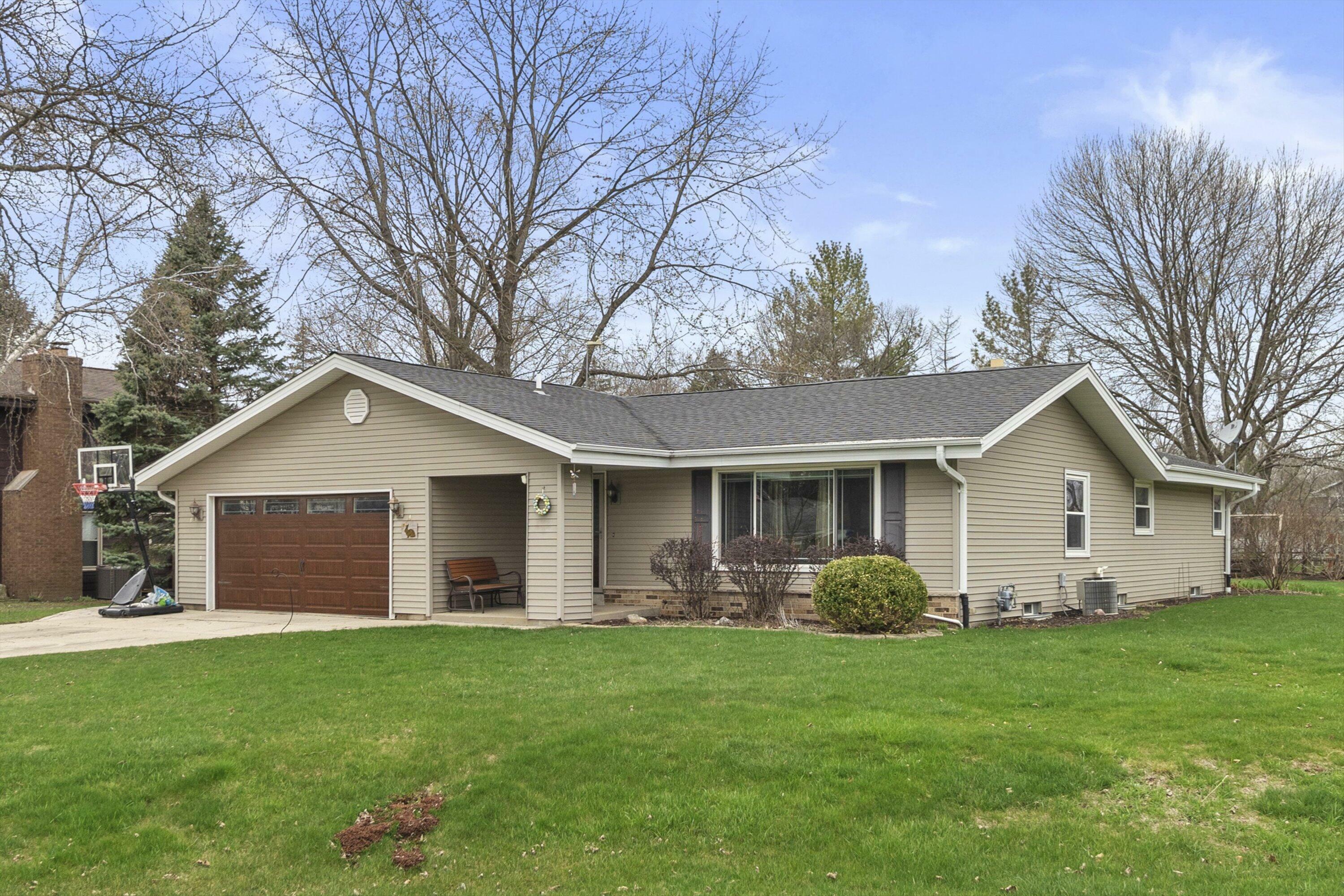 Property Photo: S69w13488 Hale Park Ct WI 53150