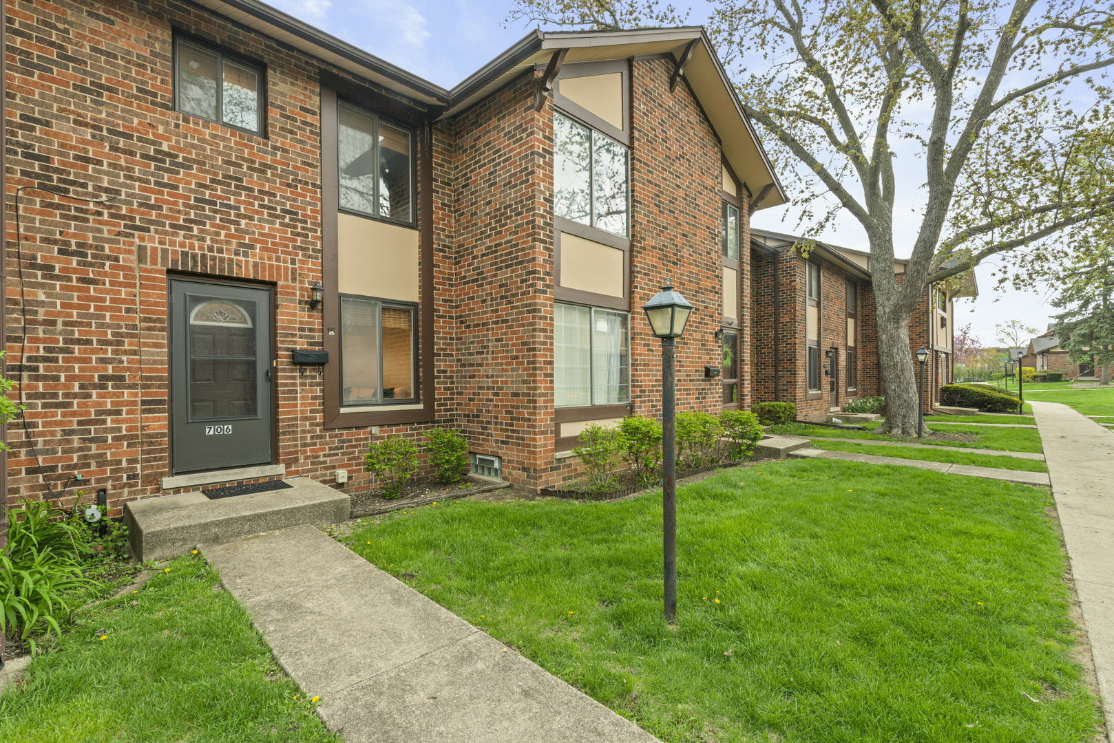 17W706 Kirkland Lane  Villa Park IL 60181 photo
