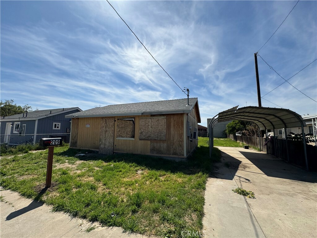 Property Photo: 209 S Magnolia Avenue CA 93223