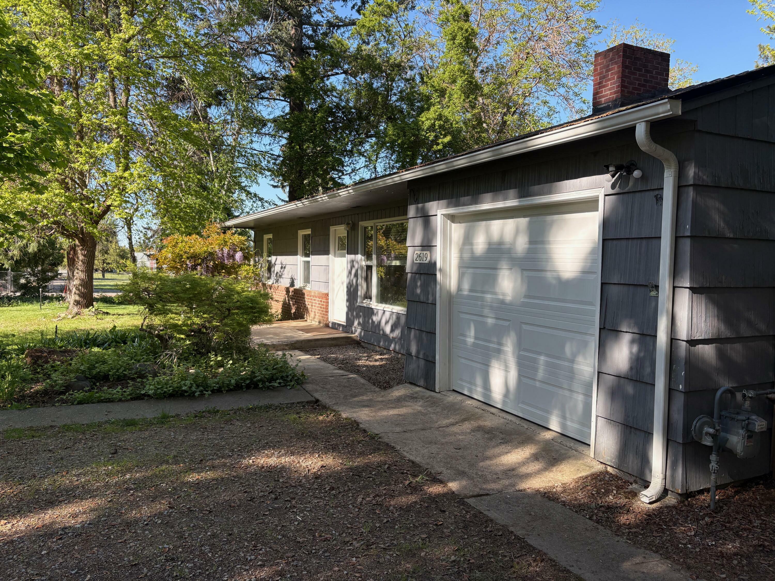 Property Photo: 2619 Syringa Drive OR 97501