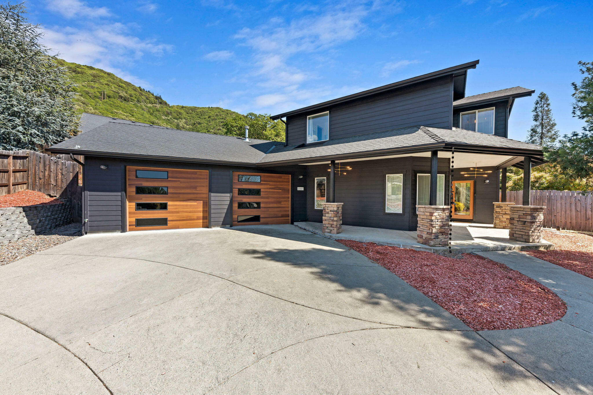 Property Photo: 1507 R J Drive OR 97526