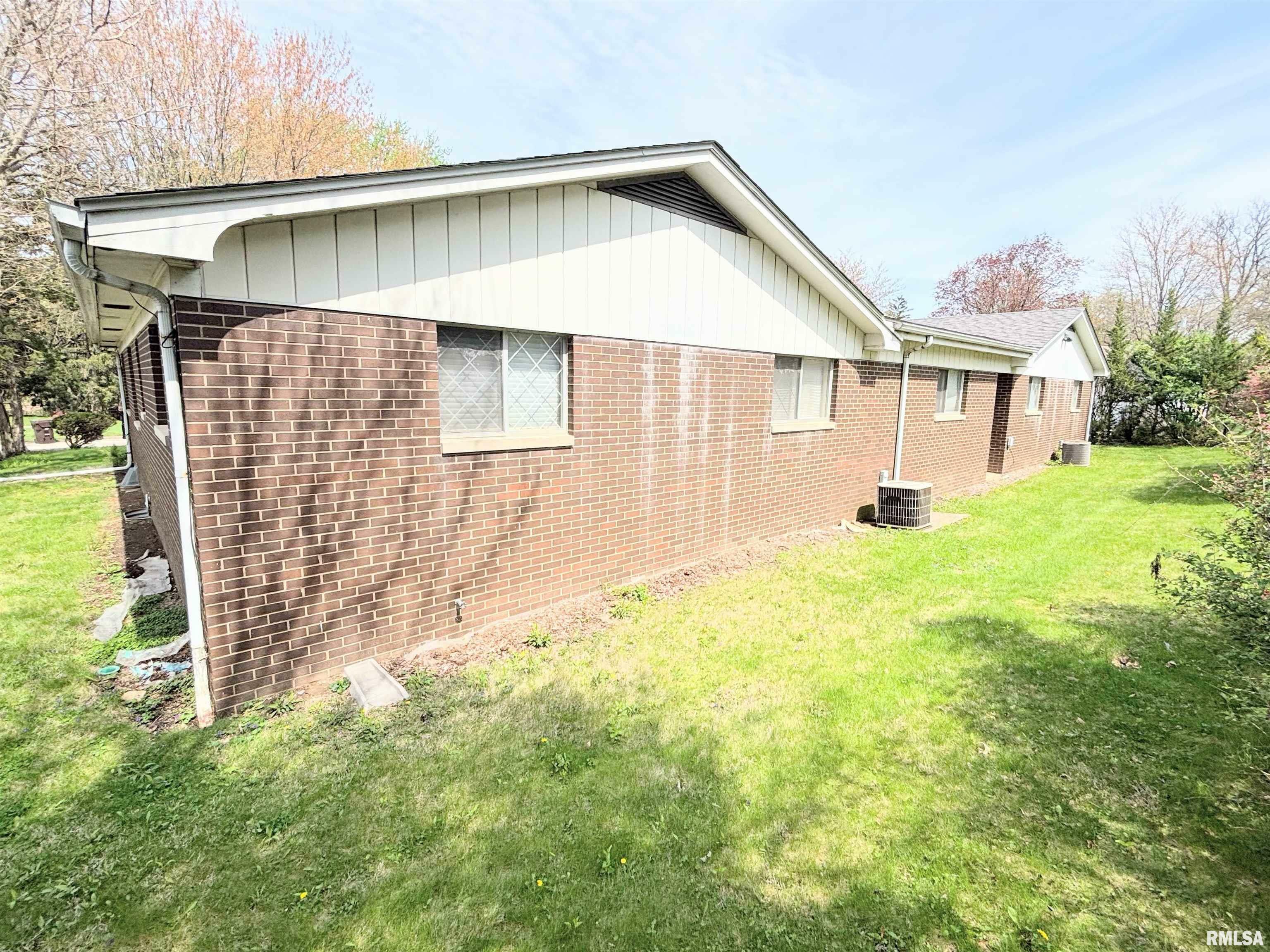 Property Photo: 316/318 E Woodlawn Place IL 61614