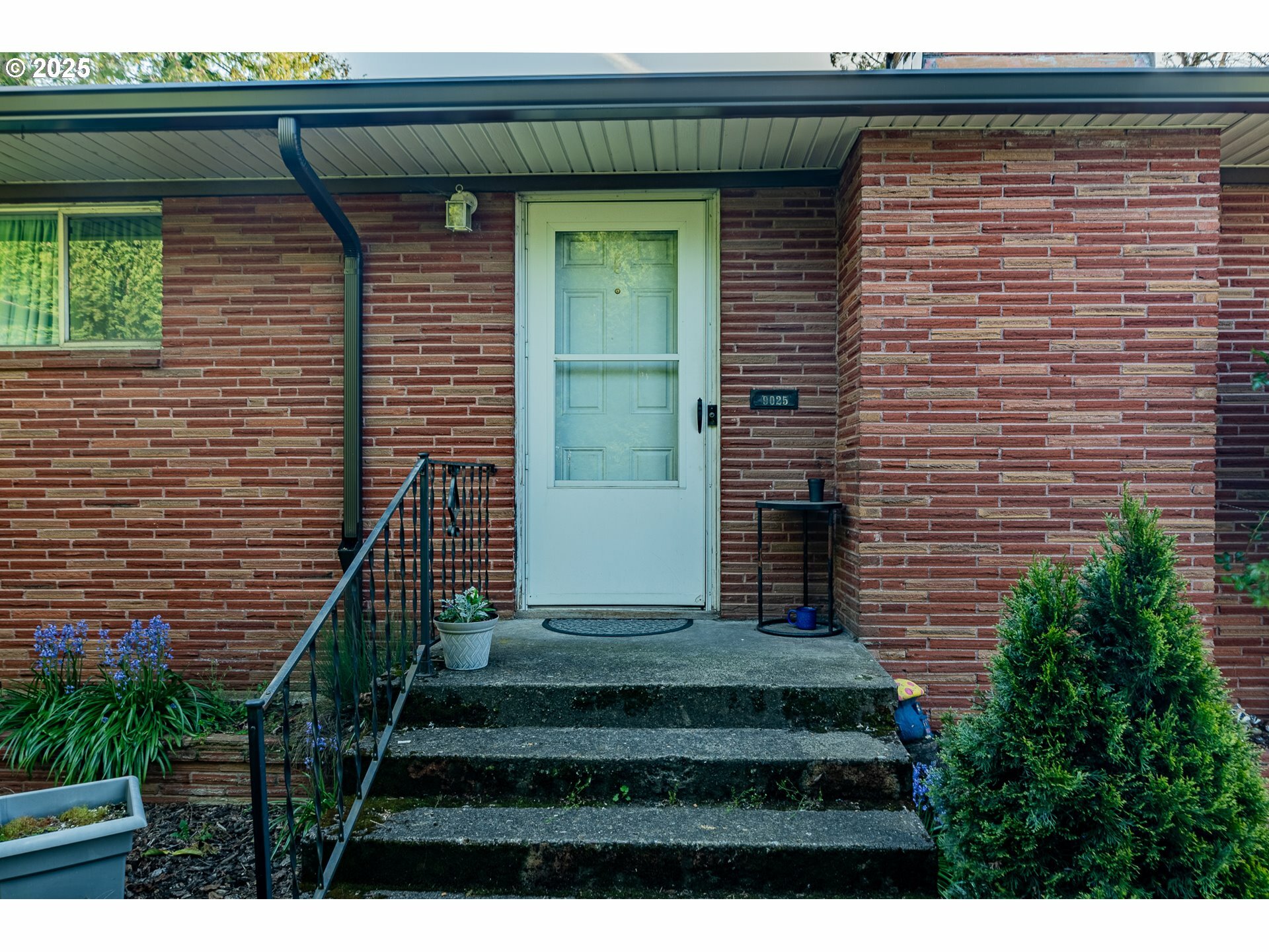 Property Photo: 9023 SE Ankeny St OR 97216
