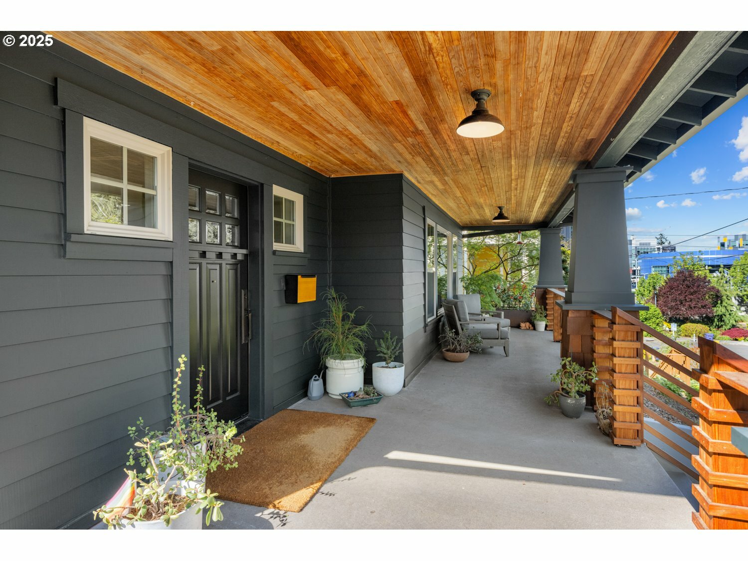 Property Photo: 2400 N Alberta St OR 97217