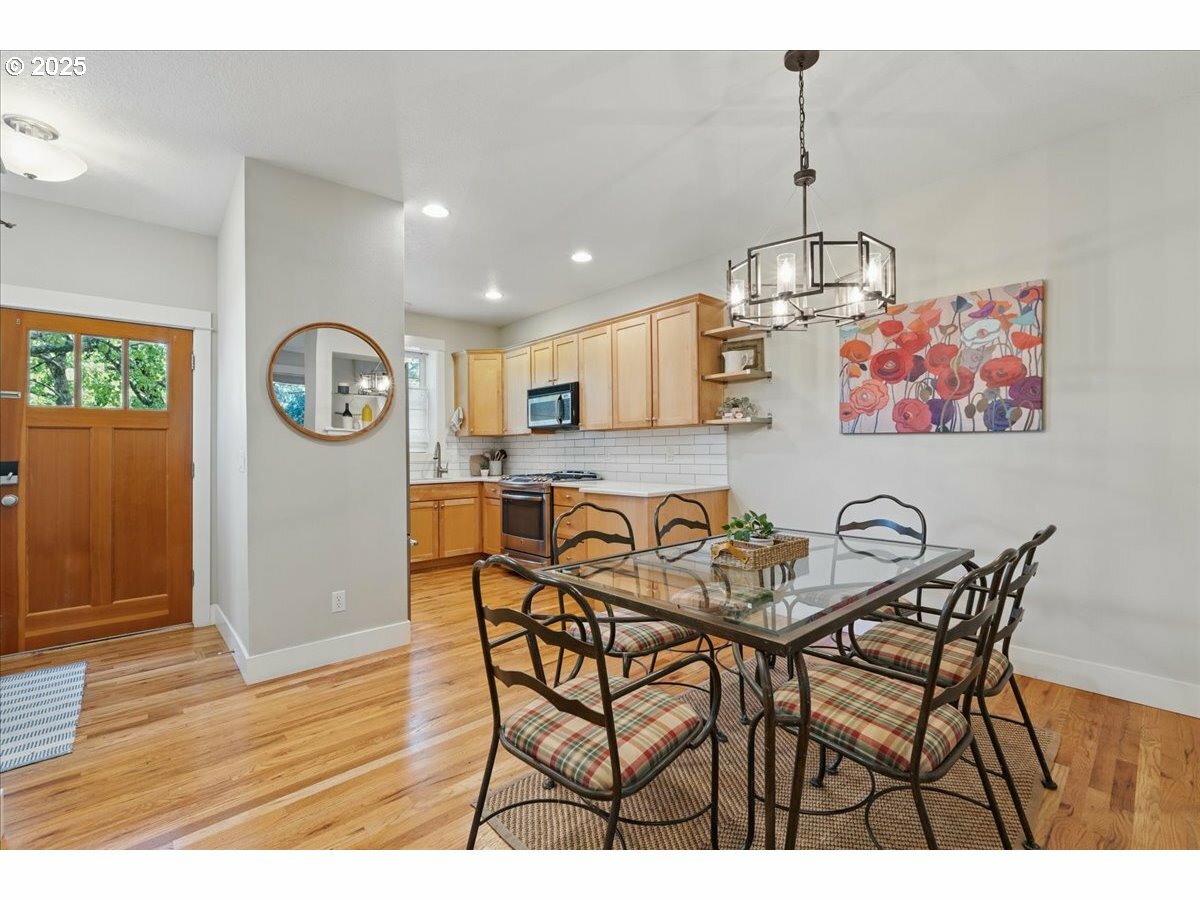 Property Photo:  1925 SE 76th Ave  OR 97215 
