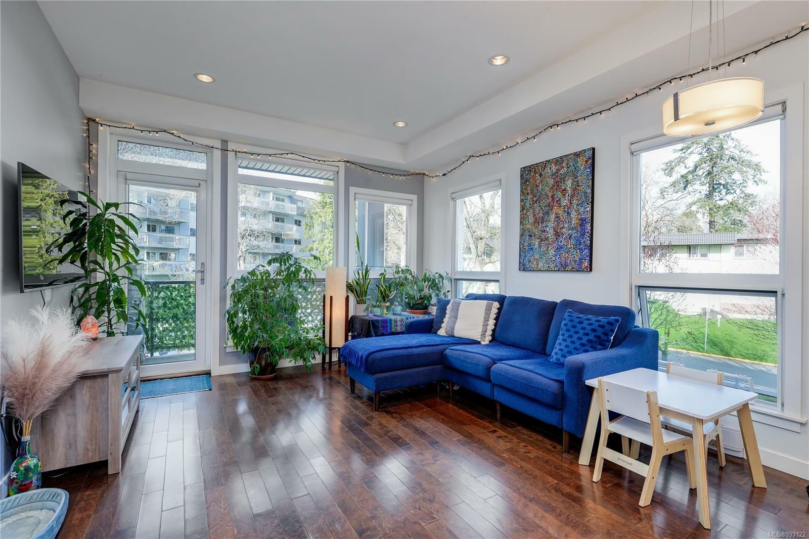 Property Photo: 924 Esquimalt Rd 302 BC V9A 3M8