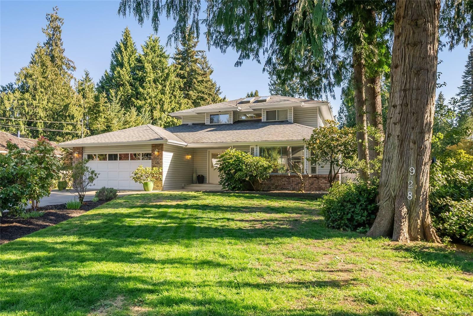 Property Photo: 928 Ballenas Rd BC V9P 1T1